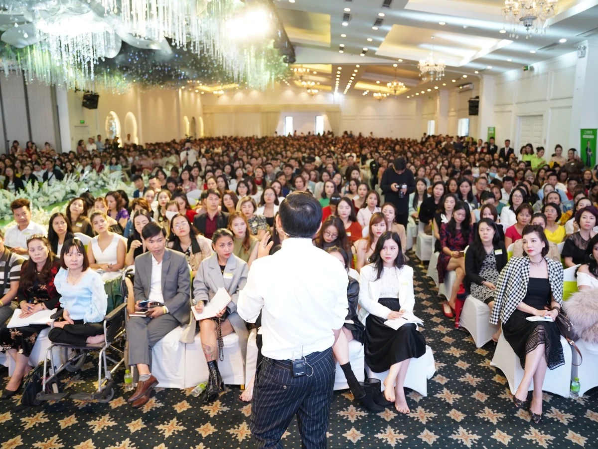 Toàn cảnh học viên ngồi thành nhiều hàng trong hội trường đào tạo.